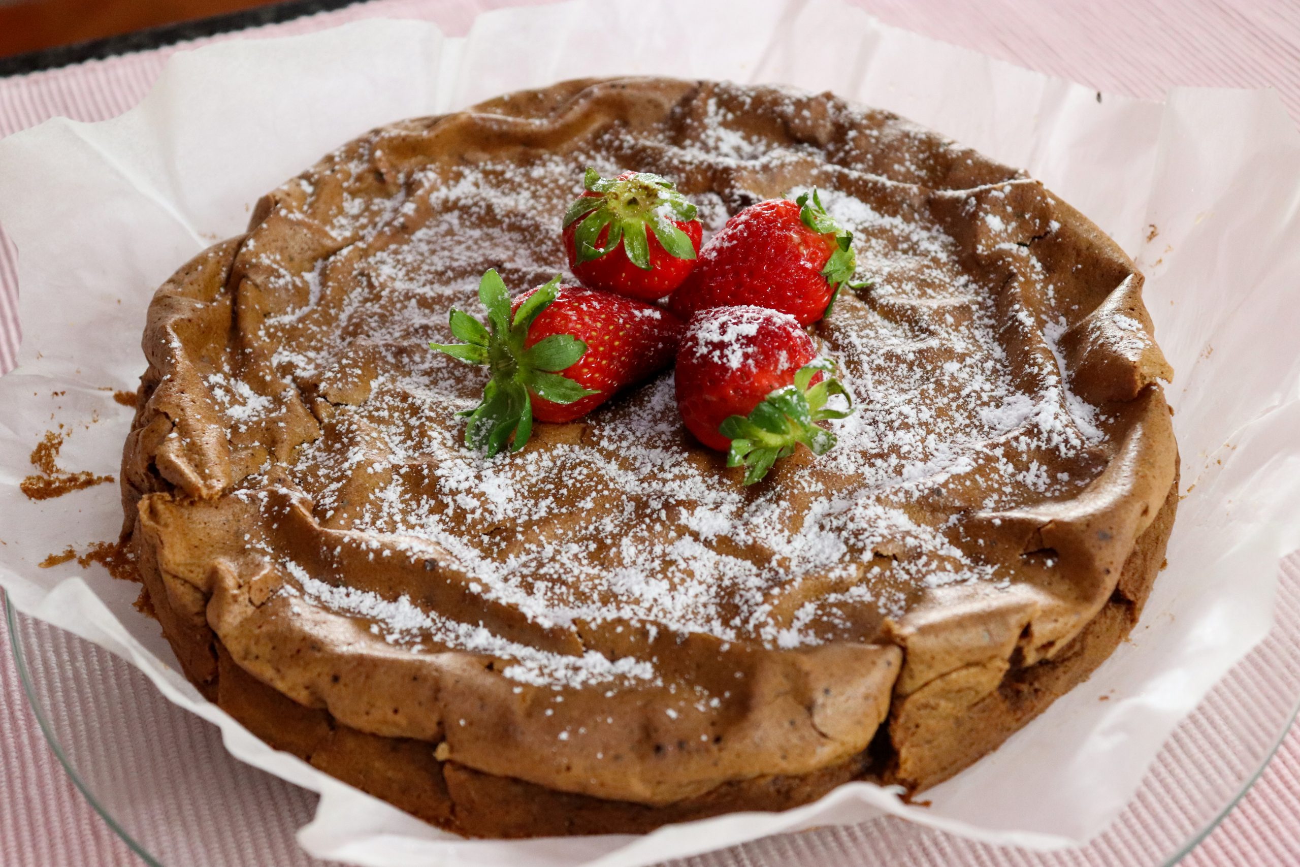 Desfrute da delícia de um bolo de chocolate com cobertura de