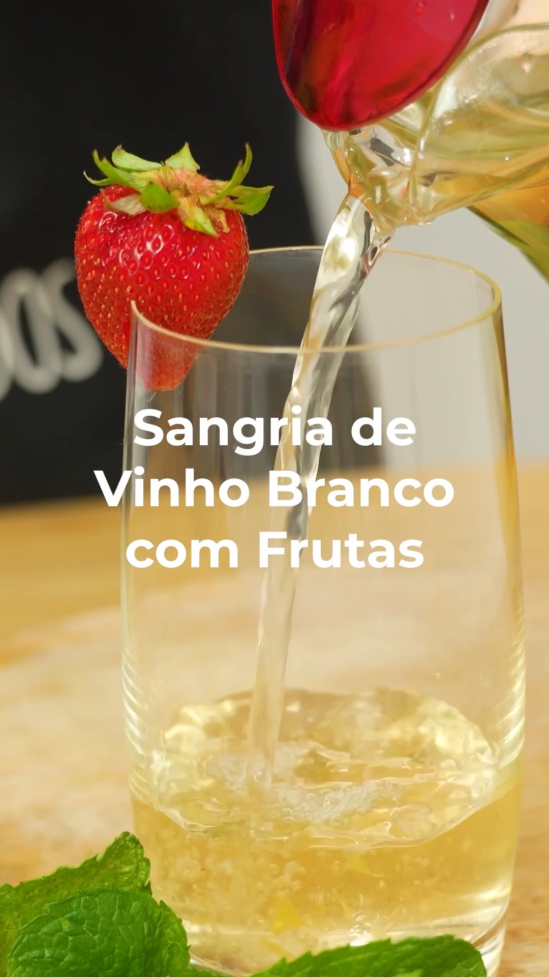 🍹✨ Sangria de Vinho Branco com Frutas – super refrescante!
Fresca, frutada e cheia de sabor – perfeita para os dias quentes de verão! ☀️
Com Licor Beirão e morangos… fica uma delícia! 😍

📝 Ingredientes:
• 750 ml de vinho branco meio seco (bem fresco)
• 12 colheres de sopa de Licor Beirão
• Gasosa de lima-limão q.b.
• 1 maçã verde
• 1 laranja
• 1 pau de canela
• Morangos congelados ou frescos q.b.
• Hortelã fresca q.b.
• Gelo q.b.
(opcional: 1 a 2 colheres de sopa de açúcar amarelo)

👩‍🍳 Preparação:
1️⃣ Lava bem a maçã e a laranja. Corta em pedaços pequenos. Se usares morangos frescos, corta ao meio.
2️⃣ Num jarro grande, coloca o vinho branco, o pau de canela, a fruta, os morangos e a hortelã.
3️⃣ Junta o Licor Beirão, bastante gelo e completa com gasosa.
4️⃣ Mexe delicadamente para envolver todos os sabores e serve de imediato ou guarda no frigorífico.

💛 Uma bebida leve, rápida e que faz sucesso em qualquer convívio!

🎥 Vê a preparação no canal YouTube Momentos Doces e Salgados.
🗨️ Vais experimentar? Marca quem adorava beber um copo contigo! 🍹👇

#sangriabranca #sangriadeverão #licorbeirao #momentosdocesesalgados #bebidasfrescas #receitasfaceis #vinhobranco #reelsportugal #receitadeverao #verao2025 #sangriaemcasa #bebidascaseiras #frutafresca #bebidastropicais