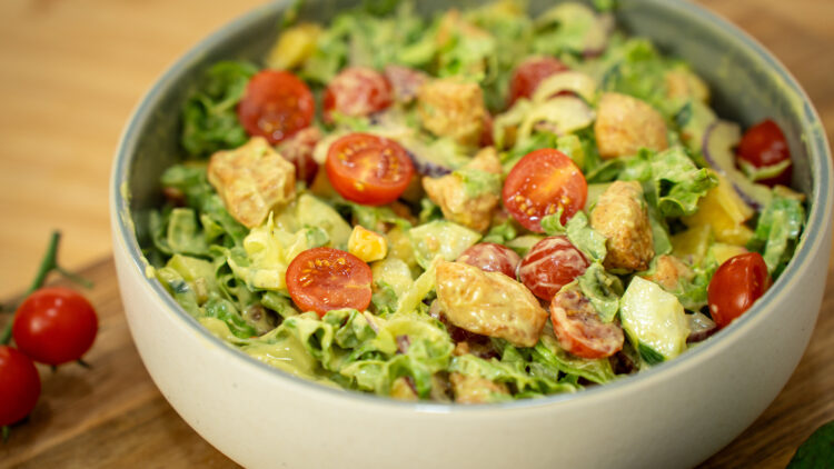 Salada de Frango com Tomate-Cereja e Molho de Abacate