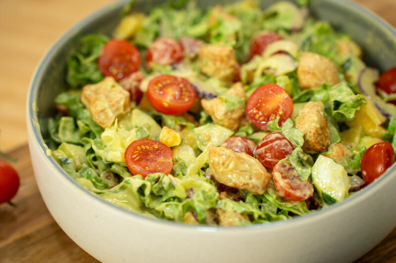 Salada de Frango com Tomate-Cereja e Molho de Abacate