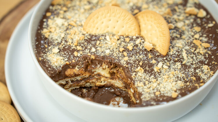 Sobremesa de Chocolate e Bolacha Maria Muito Rápida e Baixa em Calorias