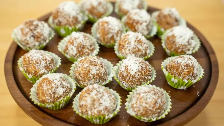 Bolinhas Energéticas de Coco e Manteiga de Amendoim