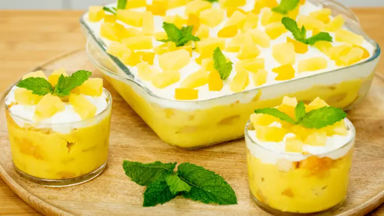 Doce na travessa com fruta e creme