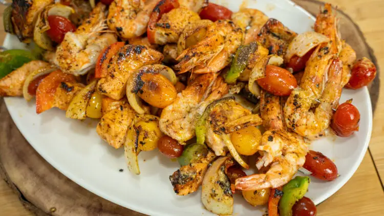 Espetadas de Salmão e Camarão com Batatas Rústicas na Air Fryer