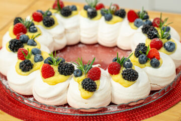Coroa de Pavlova com Creme Custard e Frutos Vermelhos