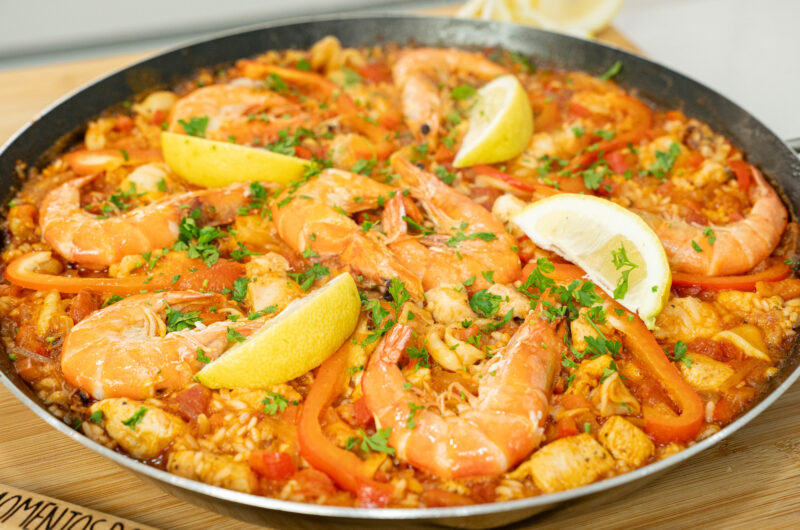 Paella Mista Fácil com Frango, Camarão e Pescada