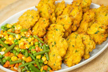 Pataniscas de Bacalhau e Grão com Legumes: Uma Receita Económica e Deliciosa