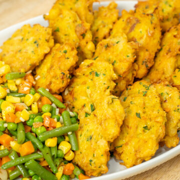 Pataniscas de Bacalhau e Grão com Legumes: Uma Receita Económica e Deliciosa