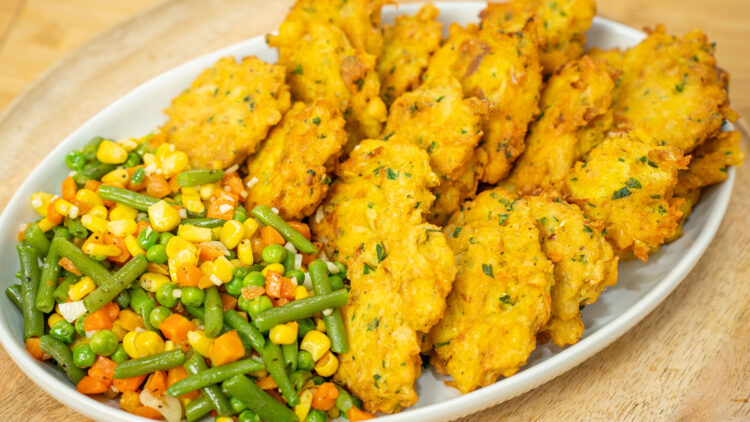 Pataniscas de Bacalhau e Grão com Legumes: Uma Receita Económica e Deliciosa