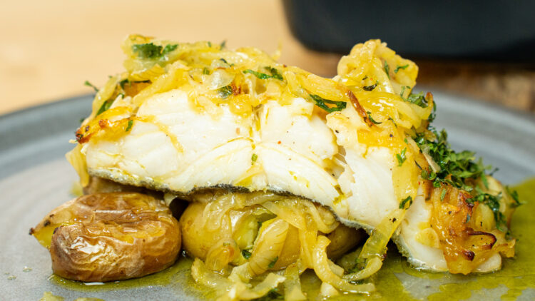 Bacalhau à Lagareiro no forno: A Receita Tradicional com Batatas a Murro