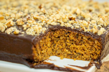 Bolo de Cenoura e Noz com Cobertura de Chocolate: A Receita Perfeita para Partilhar