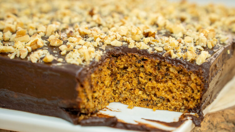 Bolo de Cenoura e Noz com Cobertura de Chocolate: A Receita Perfeita para Partilhar