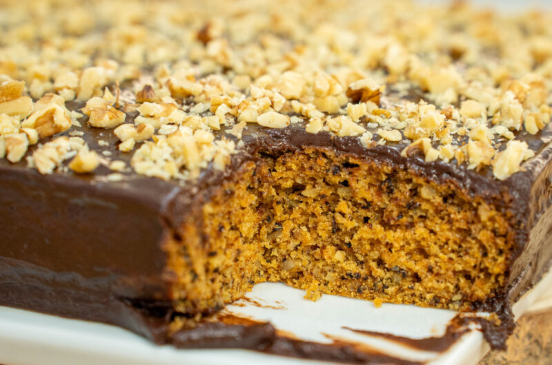Bolo de Cenoura e Noz com Cobertura de Chocolate: A Receita Perfeita para Partilhar
