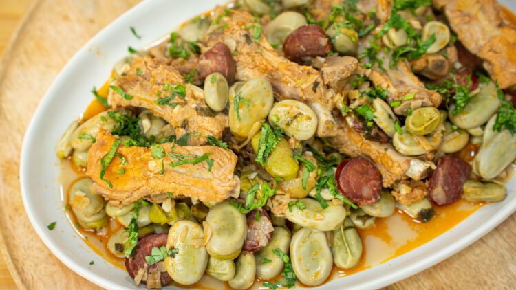 Entrecosto com Favas Frescas: A Receita Tradicional de Tacho à Portuguesa